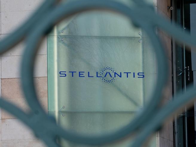 STELLANTIS DEBUTTA IN BORSA +7% A MILANO E A PARIGI