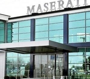 Maserati Grugliasco, assemblea dei lavoratori. Sventola il tricolore: “Lo vogliamo ricordare a Draghi e ai francesi che qui è Italia”