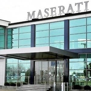 Maserati Grugliasco, assemblea dei lavoratori. Sventola il tricolore: “Lo vogliamo ricordare a Draghi e ai francesi che qui è Italia”