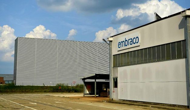 Ex Embraco, la firma degli operai in lacrime: zero rivalse su Whirpool in cambio di cinquemila euro