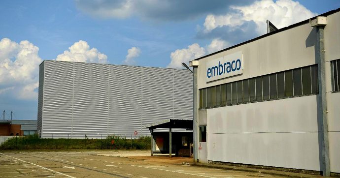 Ex Embraco, la firma degli operai in lacrime: zero rivalse su Whirpool in cambio di cinquemila euro
