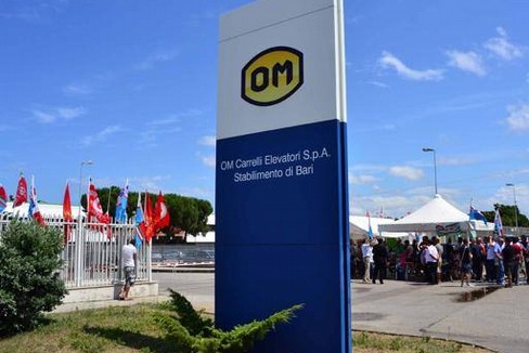 LAVORATORI EX OM , OGGI SI RIPARTE – SELEKTICA, I PRIMI ASSUNTI “FINALMENTE UNA NUOVA VITA”