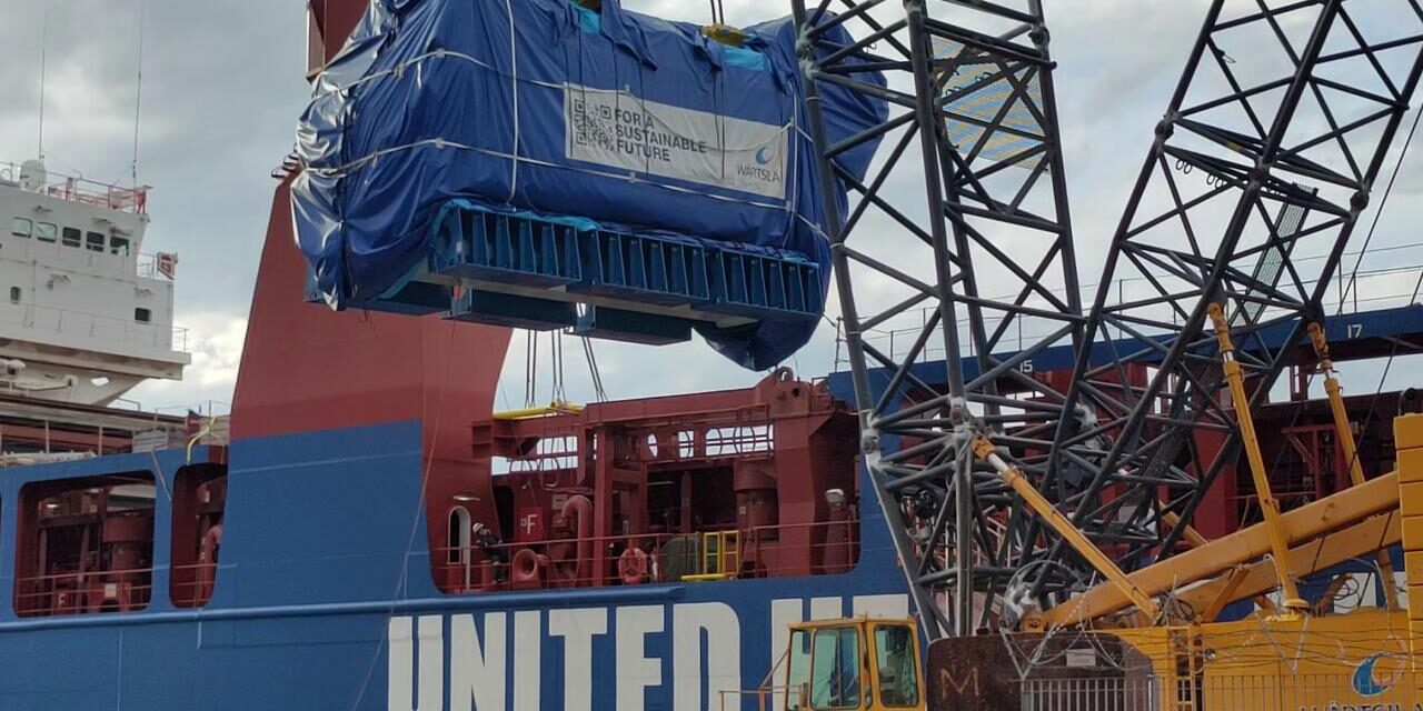 Trieste, i motori Wärtsilä vengono caricati sulla nave Daewoo