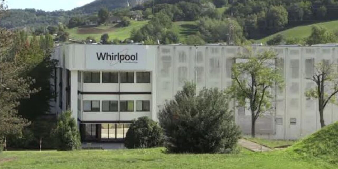 Posti di lavoro a rischio e dubbi sul futuro, protestano i lavoratori Whirlpool di Comunanza