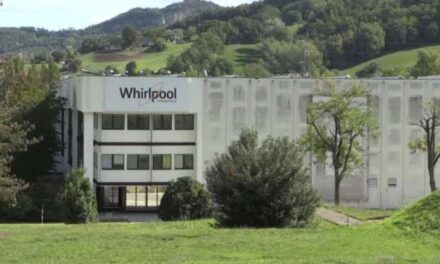 Posti di lavoro a rischio e dubbi sul futuro, protestano i lavoratori Whirlpool di Comunanza